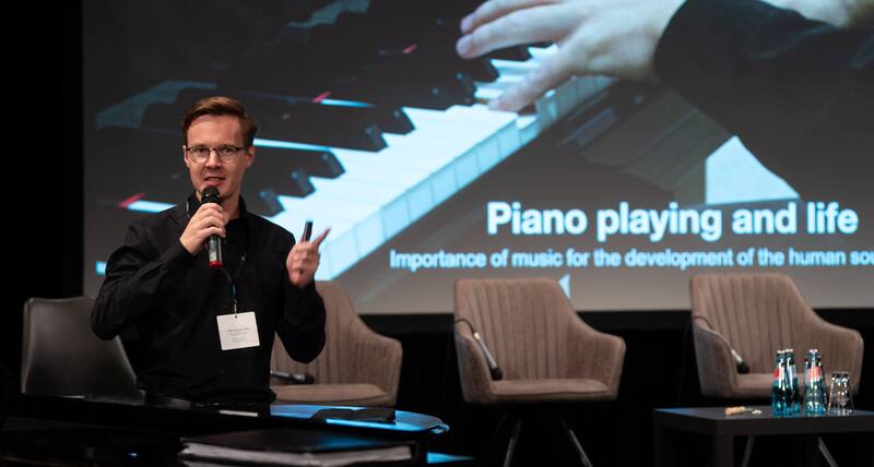 Martin Kaptein accompanist for singers