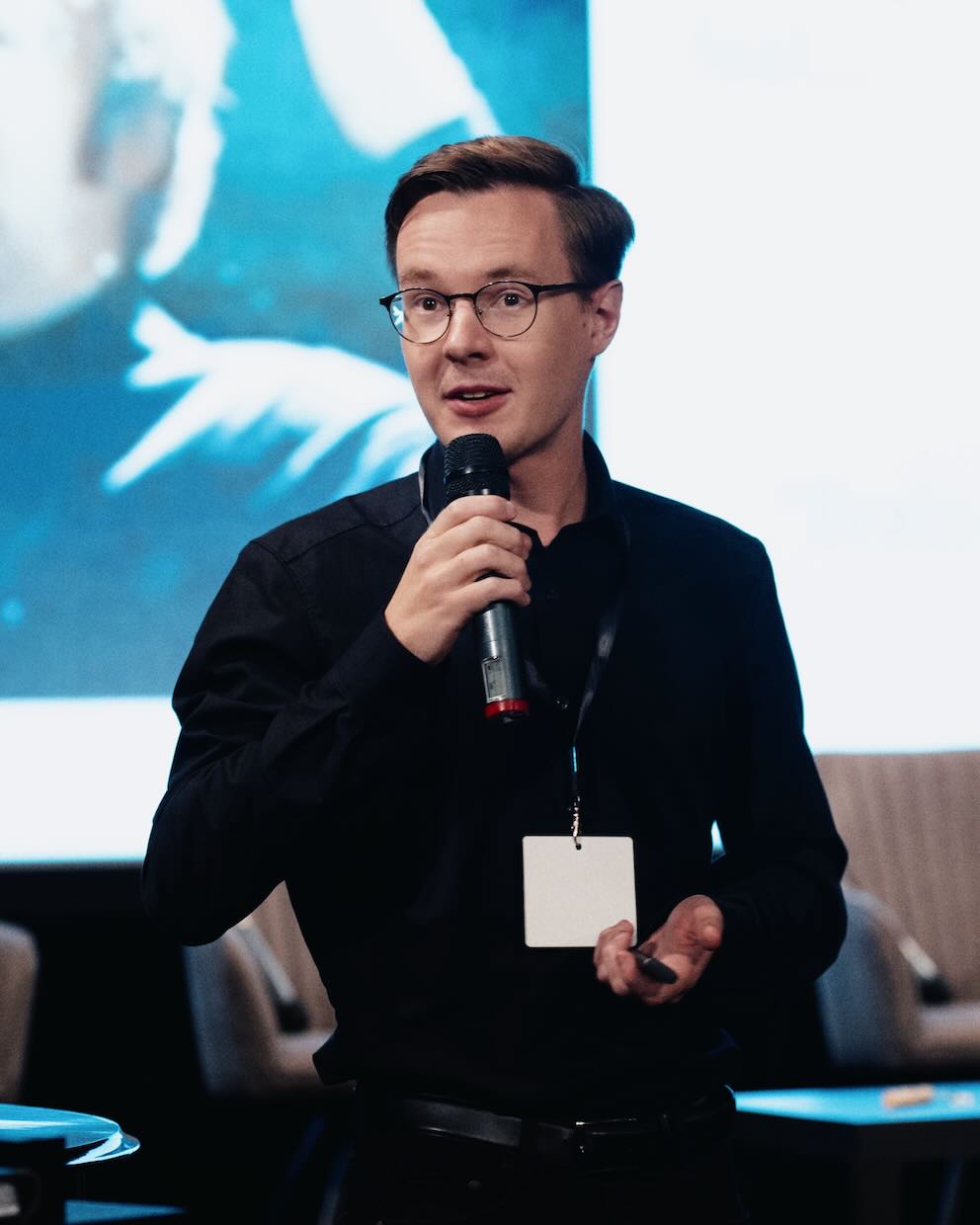 Pianist Martin Kaptein talking about the meaning of life during a conference.